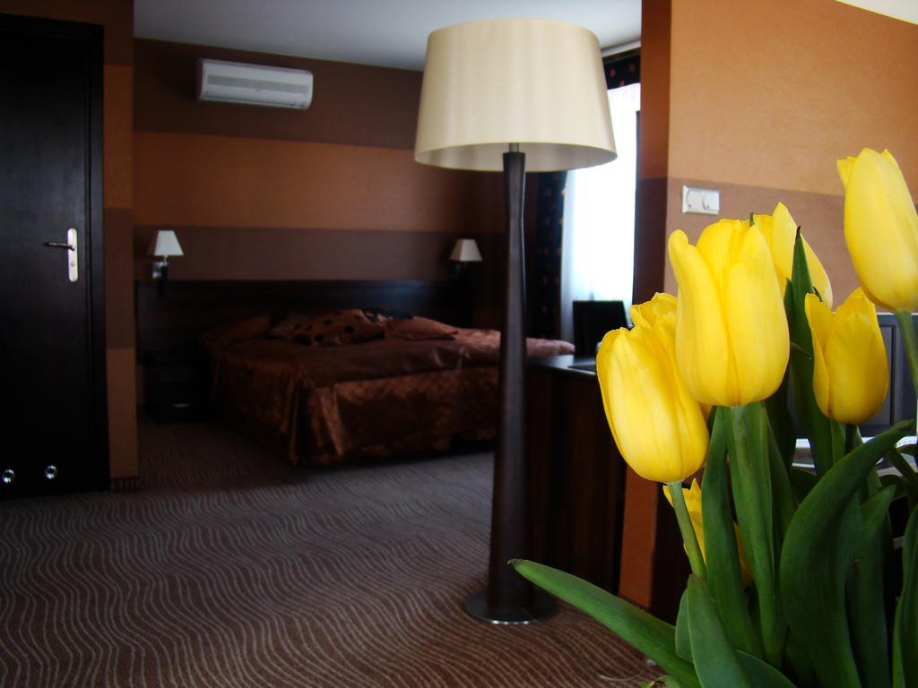 Hotel Azalia & Spa Неполомице Экстерьер фото